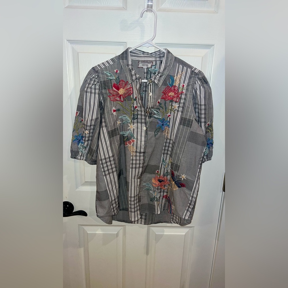 Johnny Was Women's Jordan Lisbon Floral Shirt
Medium